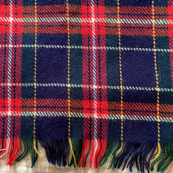Beautiful Classic Plaid versatile Shawl/Scarf/Throw - Picture 5 of 6
